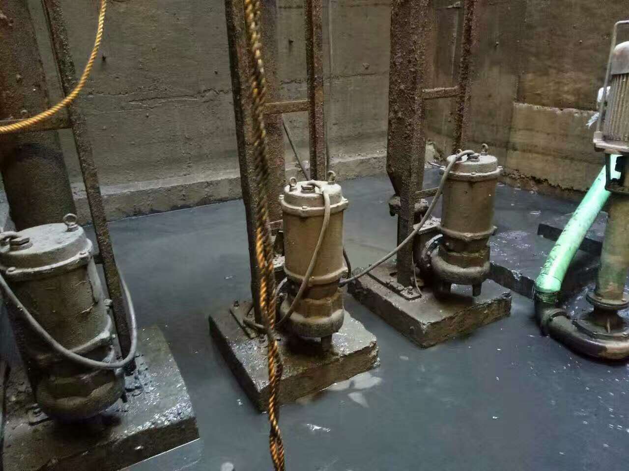 鲁甸污水池清理