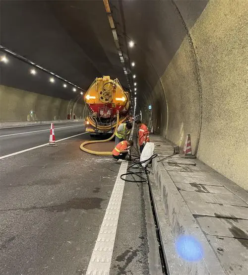 鲁甸隧道排水渠清淤